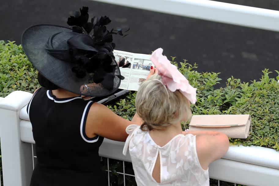 I particolari cappellini delle signore inglesi presenti al Royal Ascot (Getty Images)